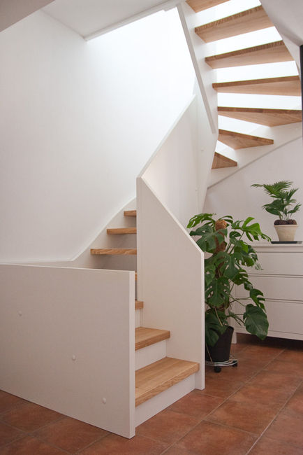 Scheune wird Wohnhaus, ahoch4 Architekten ahoch4 Architekten Modern Corridor, Hallway and Staircase