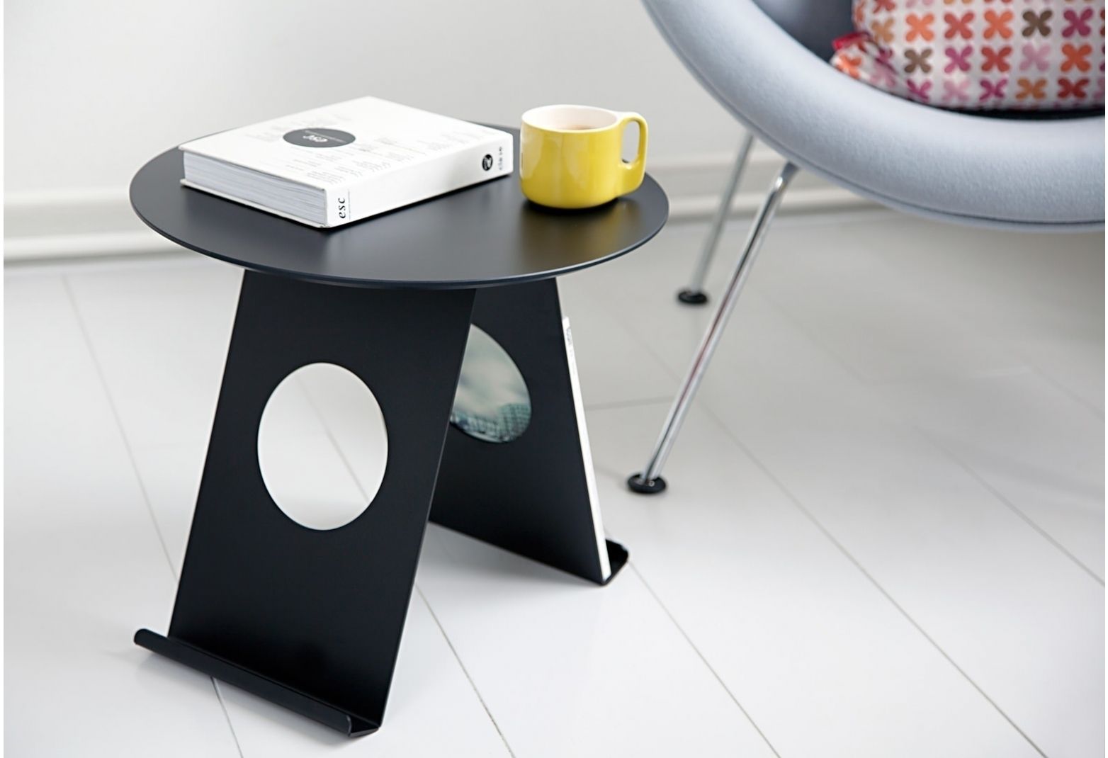 All in one: sidetable and magazine holder - Pi Marc Th. van der Voorn ミニマルデザインの リビング サイドテーブル＆トレー