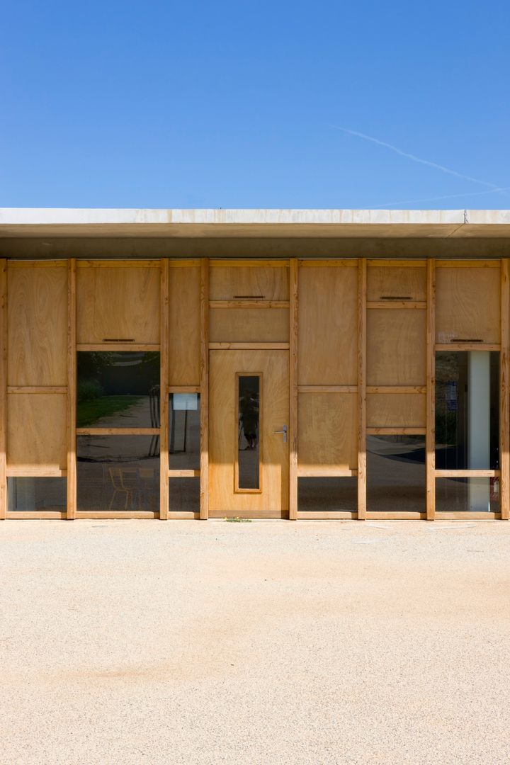 Maison de l'enfance HQE à Peyrolles en Provence, UNIC architecture UNIC architecture Puertas y ventanas mediterráneas