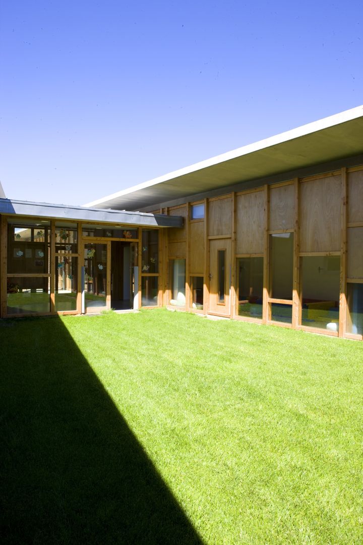 Maison de l'enfance HQE à Peyrolles en Provence, UNIC architecture UNIC architecture Mediterraner Garten