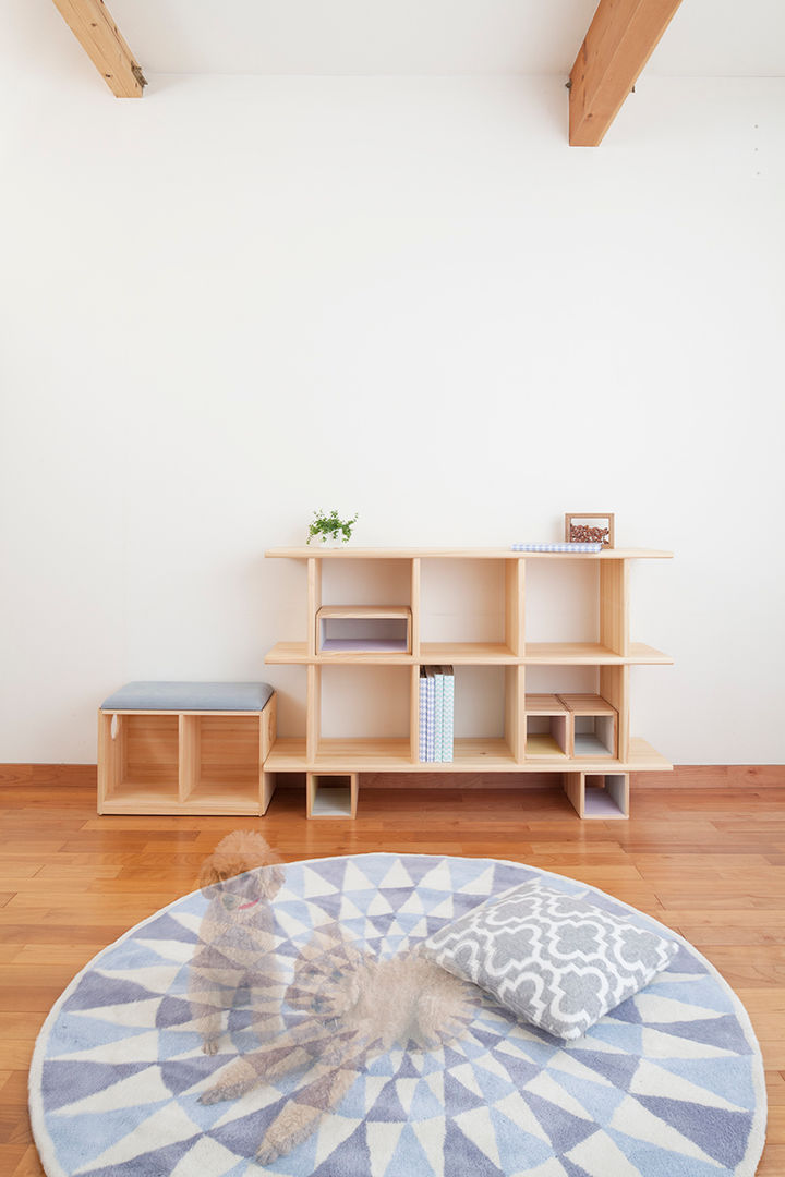 OBUSUMA, tona BY RIKA KAWATO / tonaデザイン事務所 tona BY RIKA KAWATO / tonaデザイン事務所 Modern living room Shelves