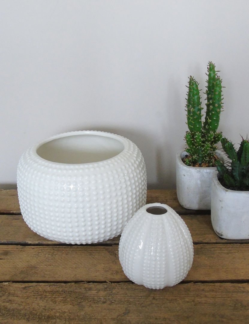 White Ceramic Textured Vases homify Scandinavian style houses Accessories & decoration