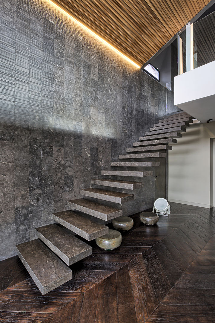 INTERIOR WITH TERRACE, mg2 architetture mg2 architetture Modern corridor, hallway & stairs