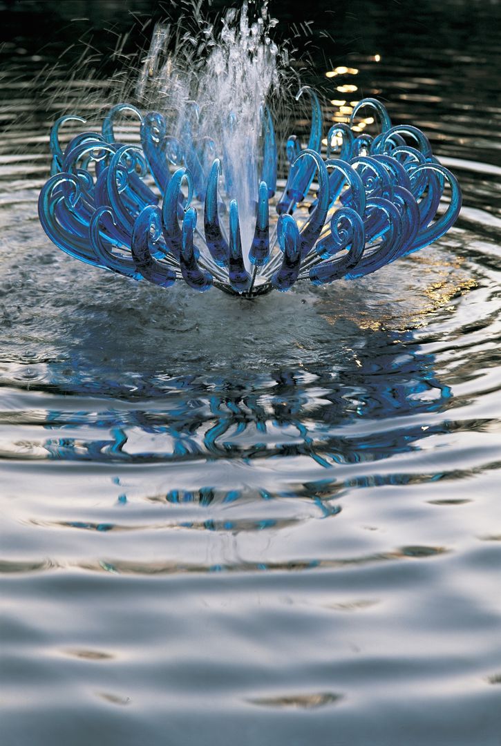 Blue Flower Fountain homify Classic style garden