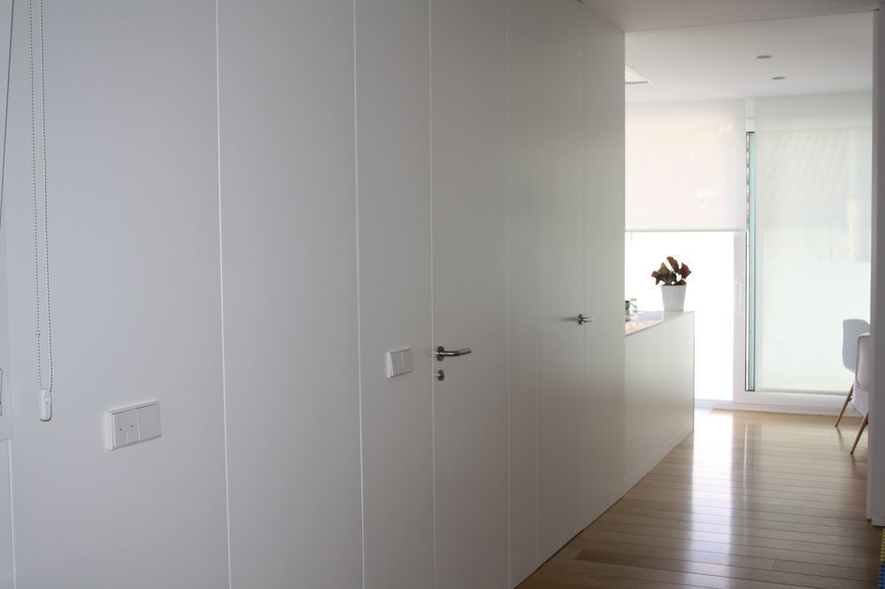 Vivienda completa en Lacado blanco, MUDEYBA S.L. MUDEYBA S.L. Modern style doors Doors