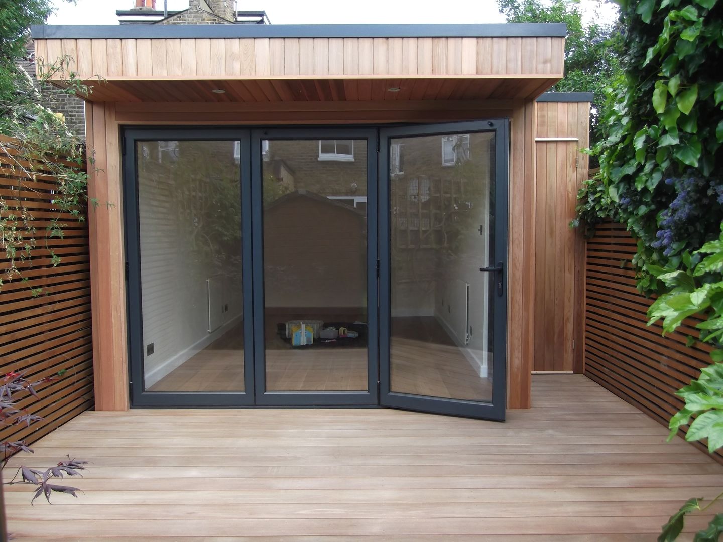 Garden Room in Queens Park, London, Office In My Garden Office In My Garden مكتب عمل أو دراسة