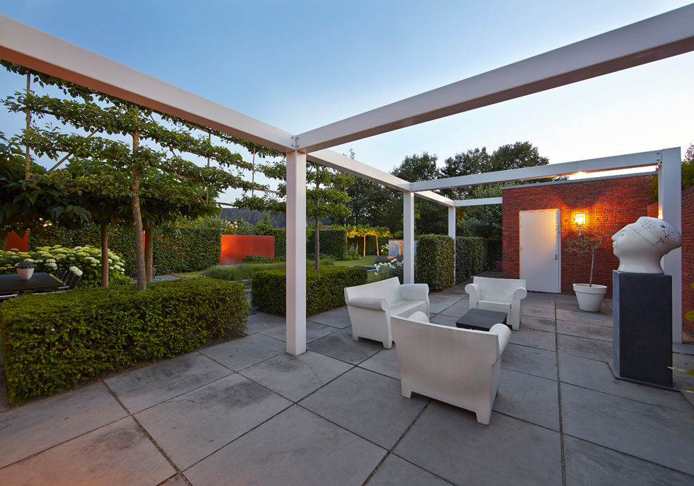 Loungeterrace in total harmony with residence and view in garden-loungeterras in volledige harmonie met woonhuis en zicht in de tuin. FLORERA , design and realisation gardens and other outdoor spaces. Modern style gardens