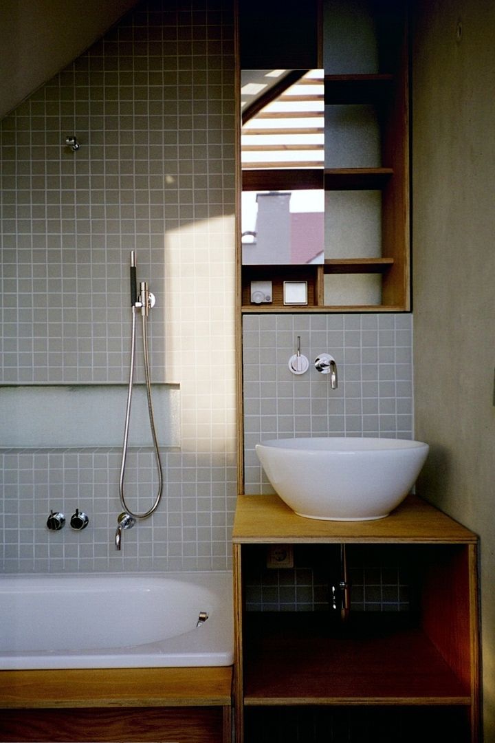 Stadthaus L, w3-architekten Gerhard Lallinger w3-architekten Gerhard Lallinger 現代浴室設計點子、靈感&圖片