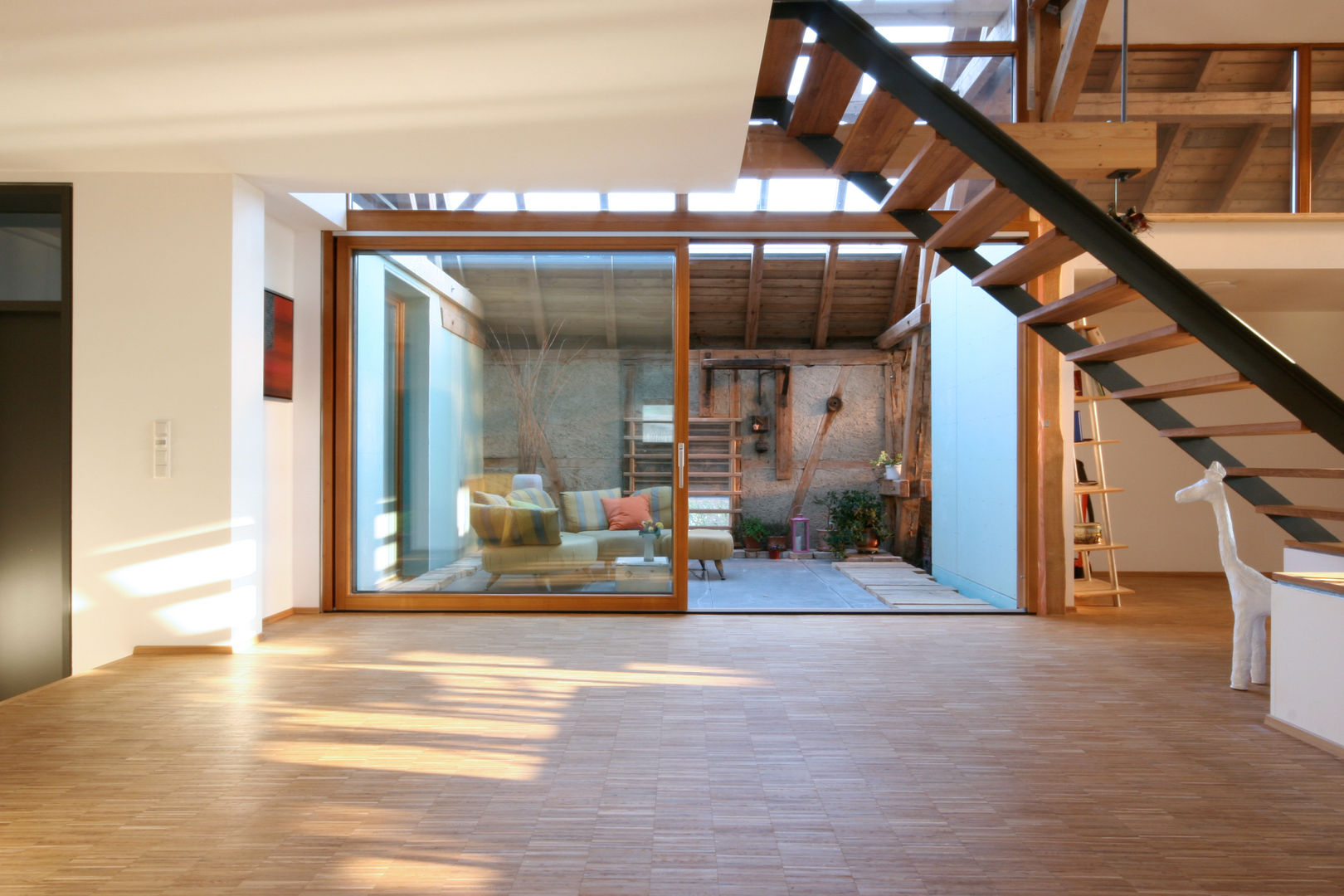 Wohnbereich mit Blick zum Wintergarten w3-architekten Gerhard Lallinger Moderne Wohnzimmer