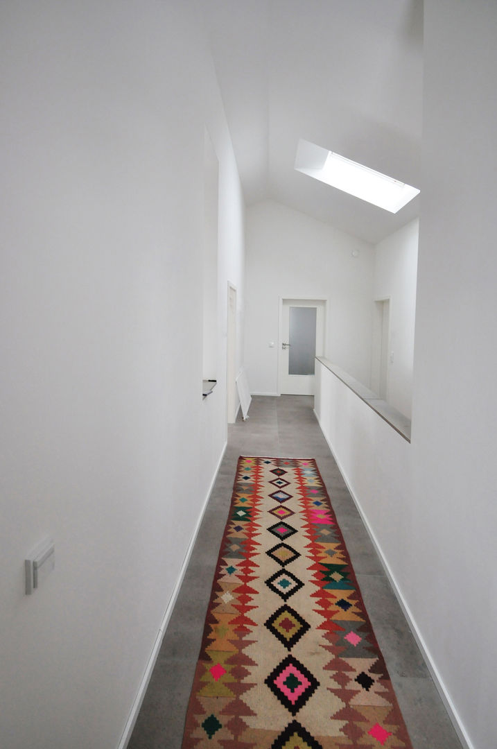 Form follows Bebauungsplan, Pakula & Fischer Architekten GmnH Pakula & Fischer Architekten GmnH Eclectic style corridor, hallway & stairs