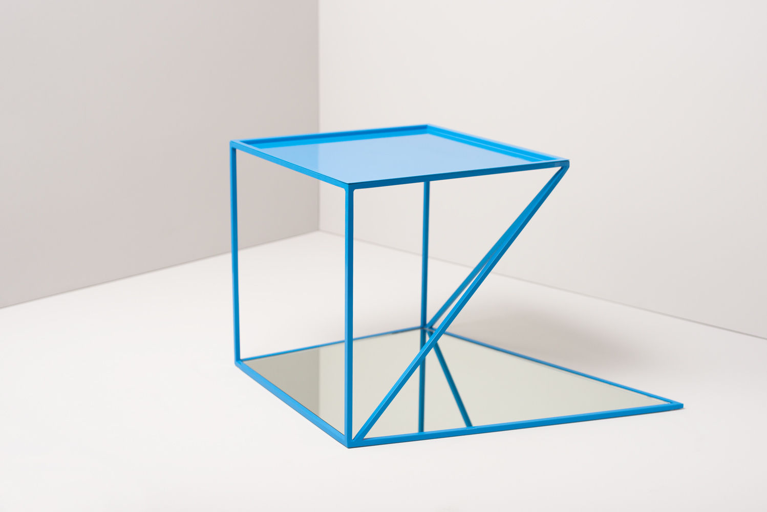 reorganised sidetable, studiophilippbeisheim studiophilippbeisheim غرفة المعيشة Side tables & trays