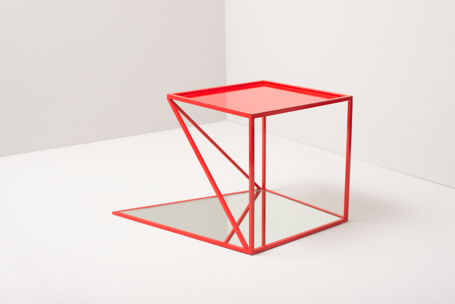 reorganised sidetable, studiophilippbeisheim studiophilippbeisheim 미니멀리스트 거실 소파테이블 & 협탁