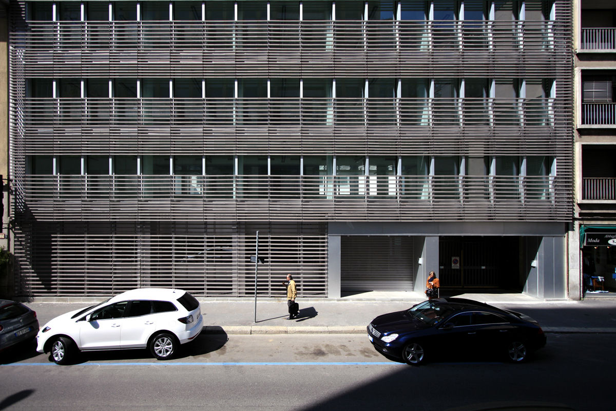 Ristrutturazione di un immobile in via Fara e via Cornalia, Milano, Studio di Architettura Fabio Nonis Studio di Architettura Fabio Nonis Pasillos, vestíbulos y escaleras de estilo moderno