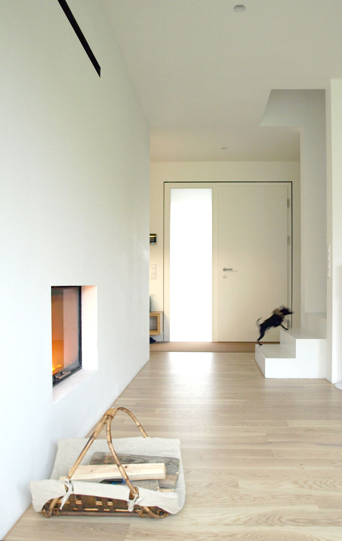 Einfamilienhaus mit Pultdach, Viktor Filimonow Architekt in München Viktor Filimonow Architekt in München Paredes e pisos minimalistas