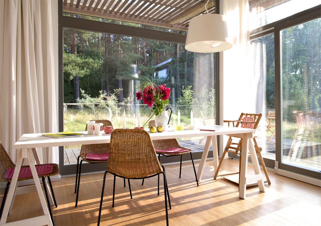 Minimalistisches Sommerhaus mit viel Potenzial, SOMMERHAUS PIU - YES WE WOOD SOMMERHAUS PIU - YES WE WOOD Sala da pranzo in stile scandinavo Legno Effetto legno