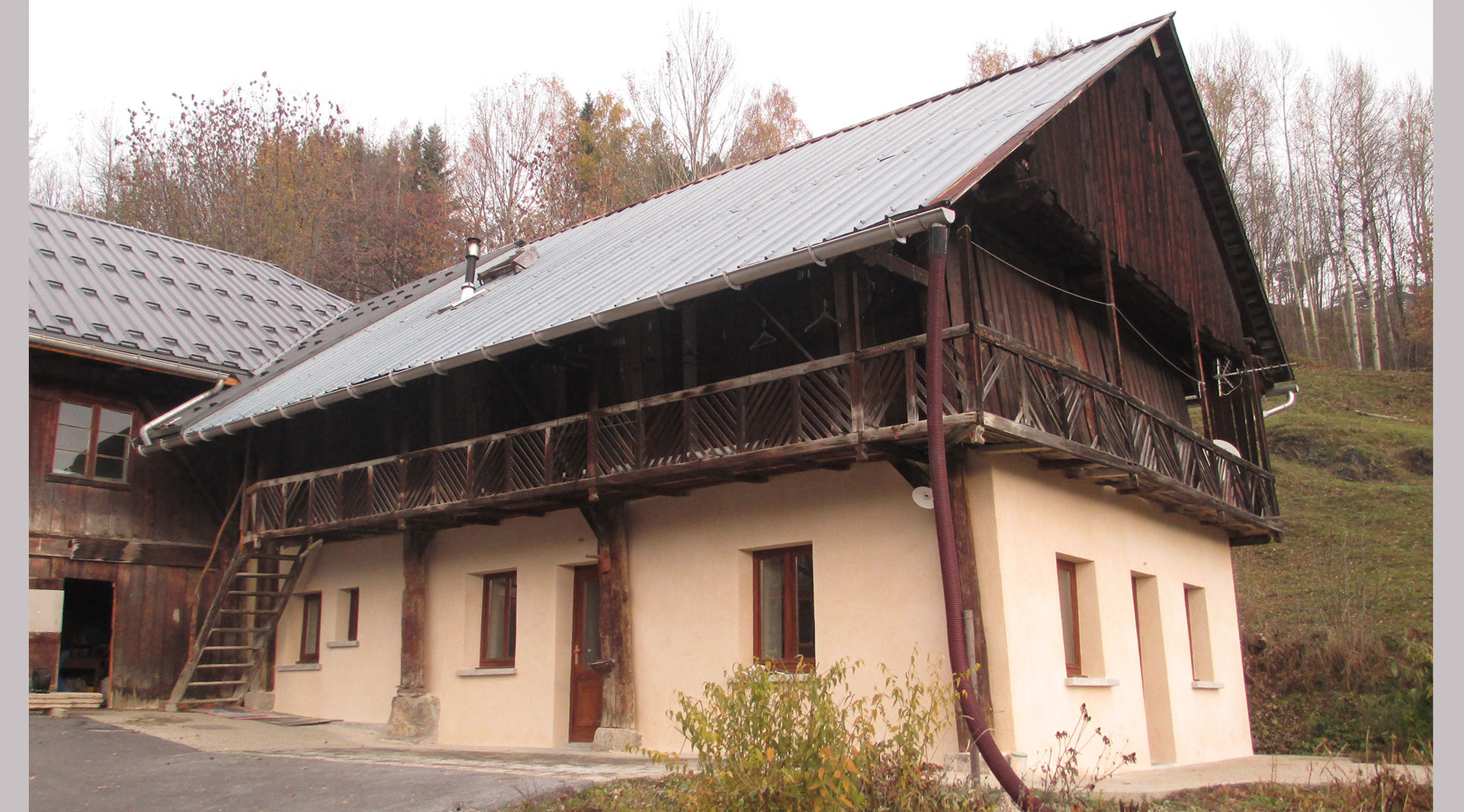 Rénovation d'une maison traditionnelle à colonnes à Jarrier (73), Marie GAMELON-VIALLET architecte Marie GAMELON-VIALLET architecte Дома в стиле кантри