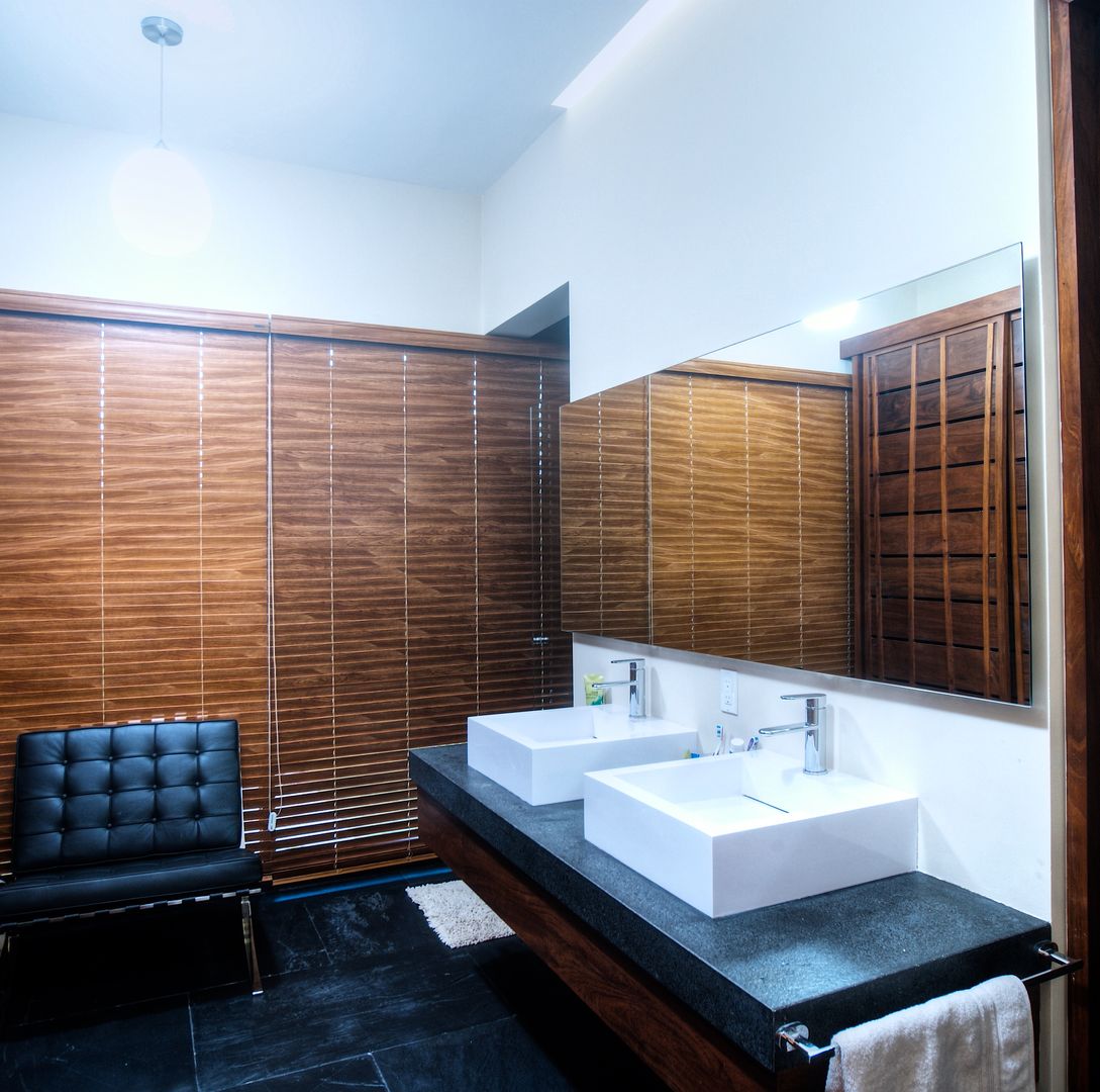 Casa SDLV, sanzpont [arquitectura] sanzpont [arquitectura] 現代浴室設計點子、靈感&圖片