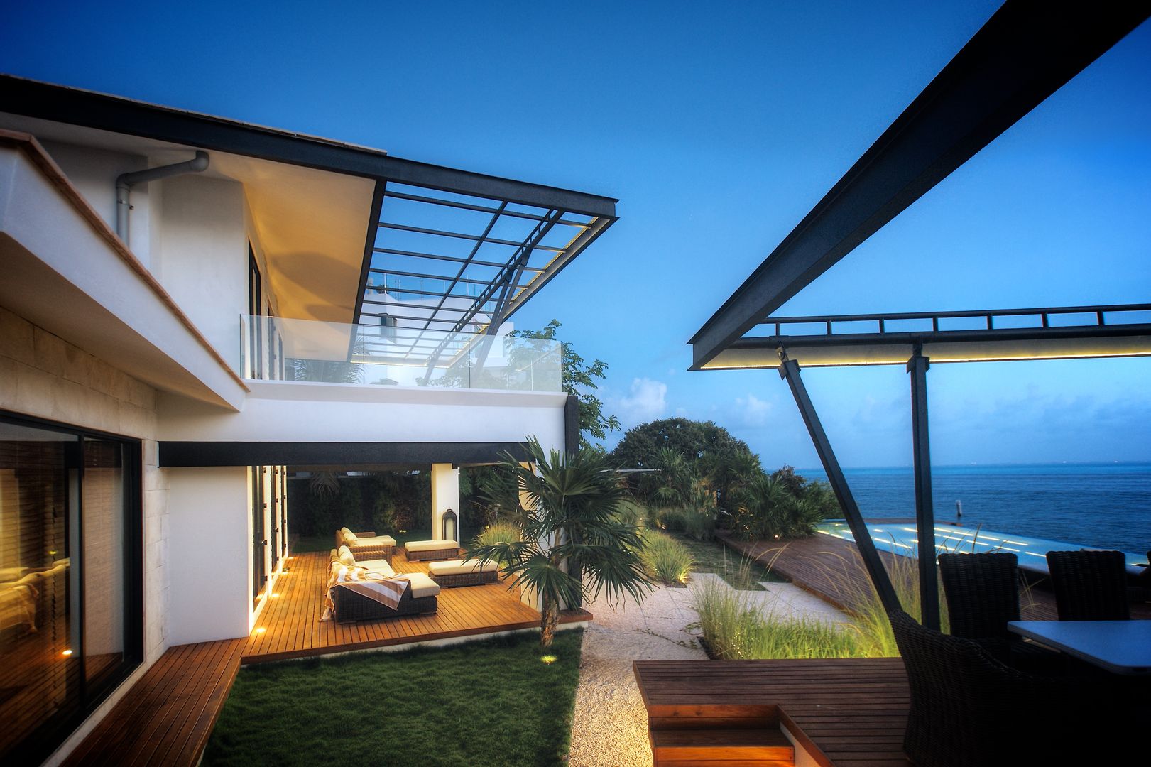 Casa SDLV, sanzpont [arquitectura] sanzpont [arquitectura] Modern balcony, veranda & terrace