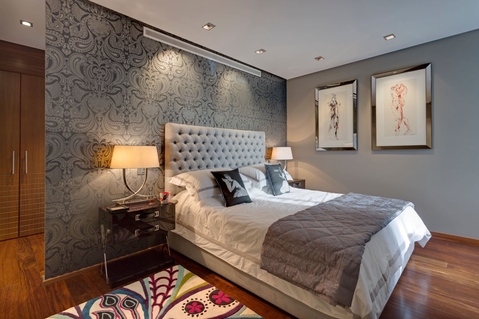 Stylish and sophisticated, a bedroom based on neutrals with a colourful bedside rug. Design by Deborah Ltd Chambre moderne