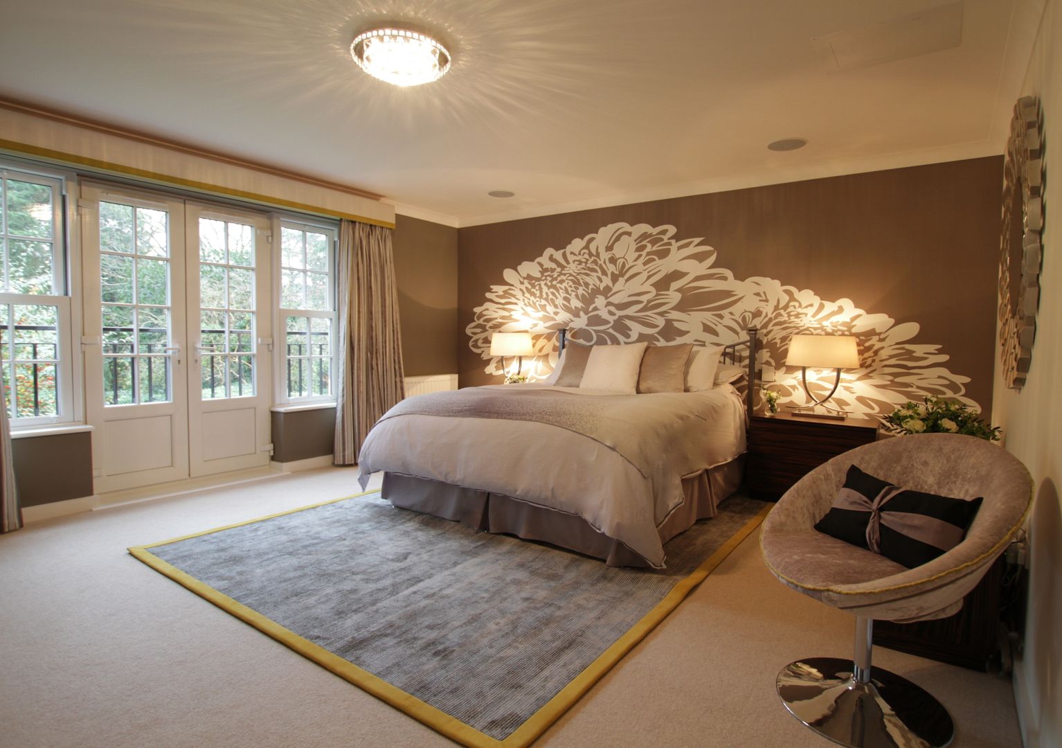 A Stunning Master Bedroom with White Floral Wall Mural & Lime Edge Rug Design by Deborah Ltd Quartos modernos