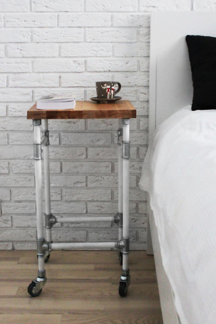 Mobilny stolik nocny z rur ocynkowanych oraz drewnianego blatu., Wooow! projekt Wooow! projekt Industrial style bedroom Bedside tables