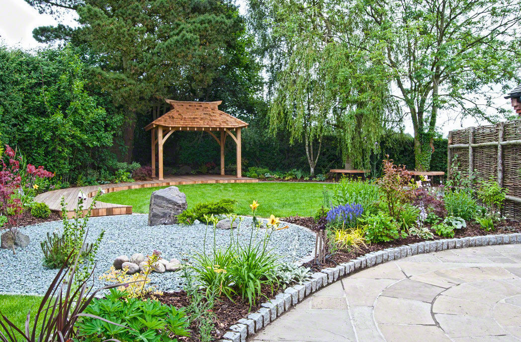 A view across the garden to the "tea house" inspired seating area Lush Garden Design حديقة