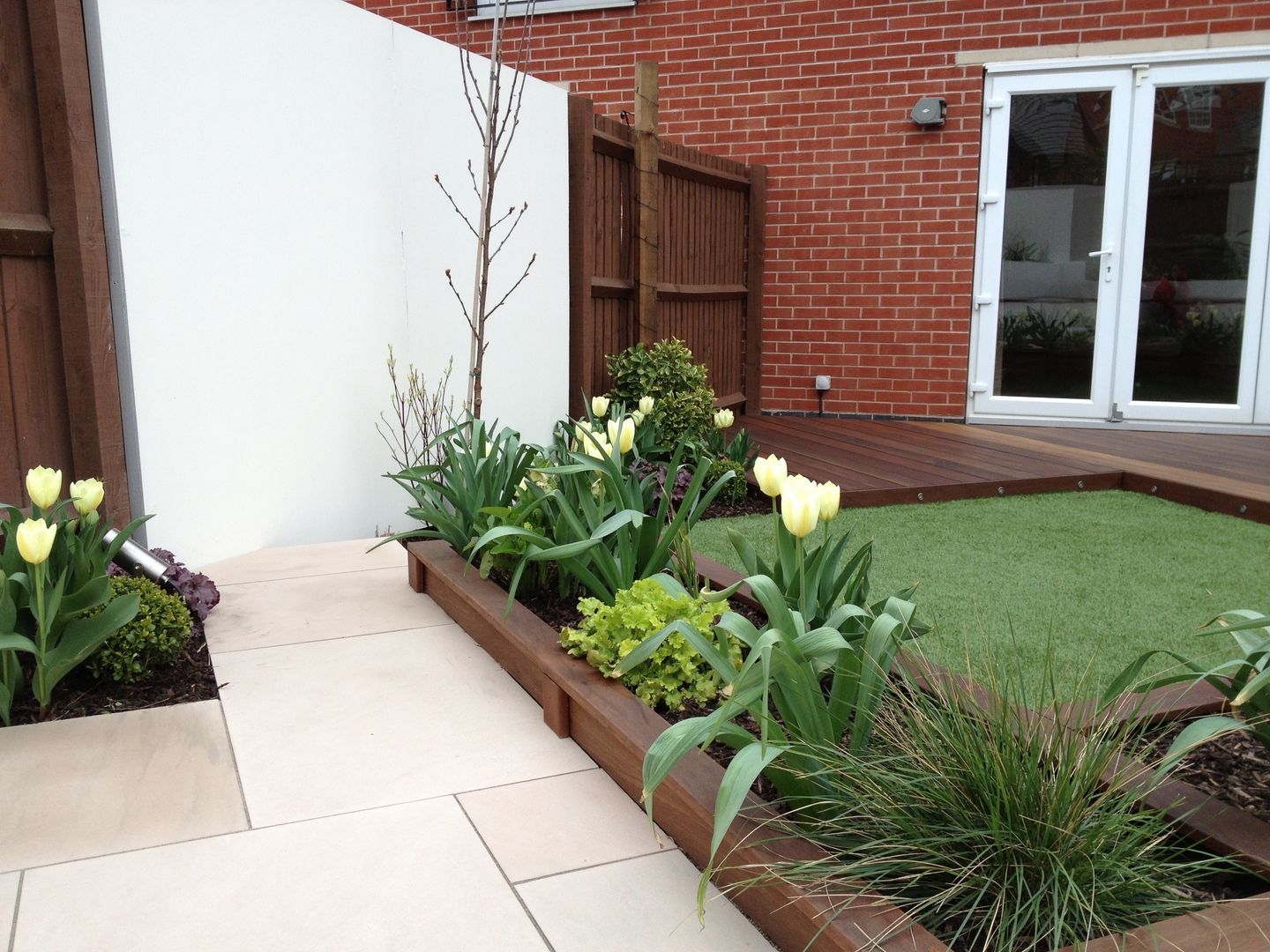 Hardwood planters and decking Lush Garden Design Сад в стиле модерн