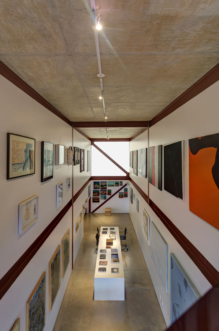 Casa das Gerais, Denise Macedo Arquitetos Associados Denise Macedo Arquitetos Associados Minimalist corridor, hallway & stairs