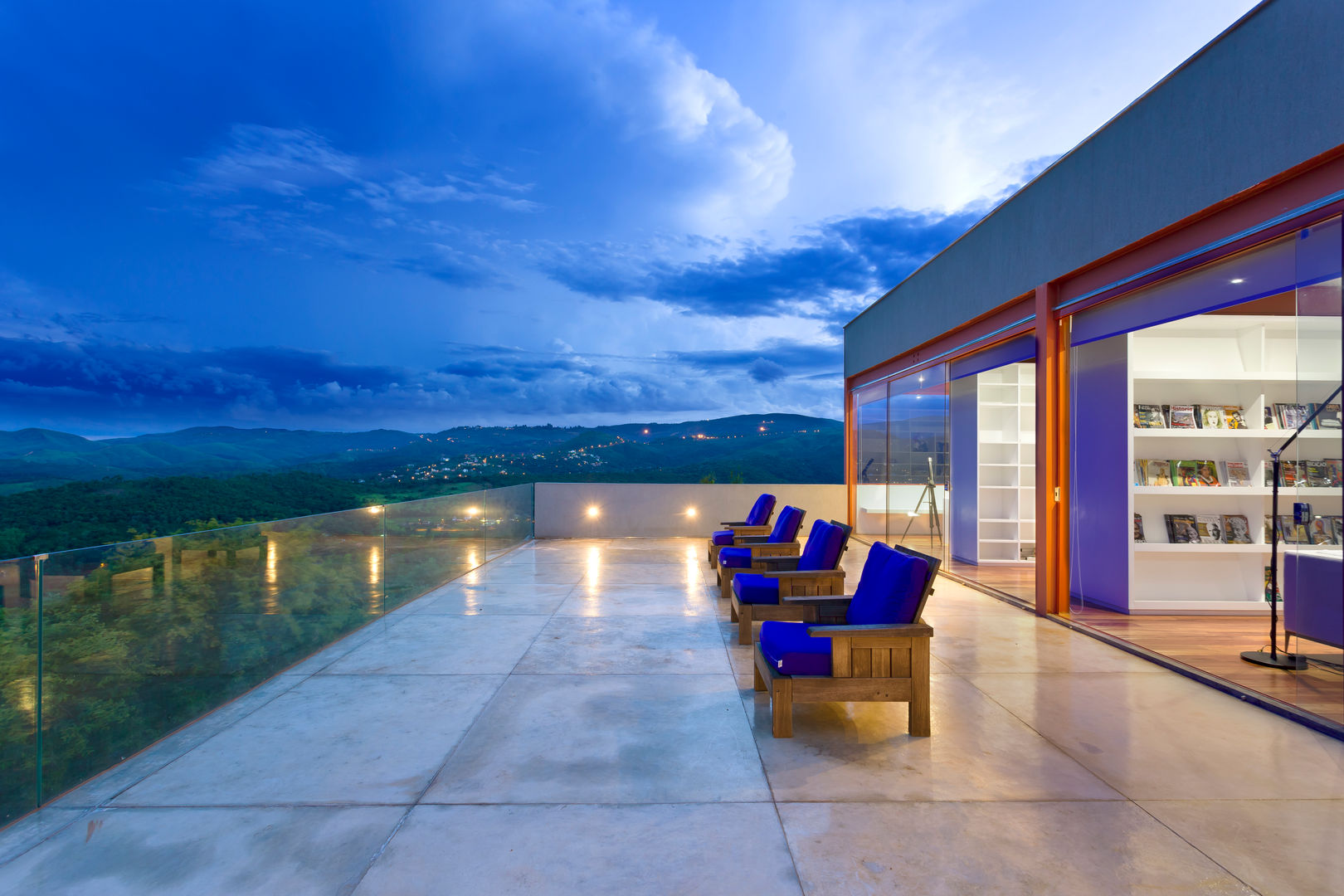 Casa das Gerais, Denise Macedo Arquitetos Associados Denise Macedo Arquitetos Associados Mediterranean style balcony, porch & terrace