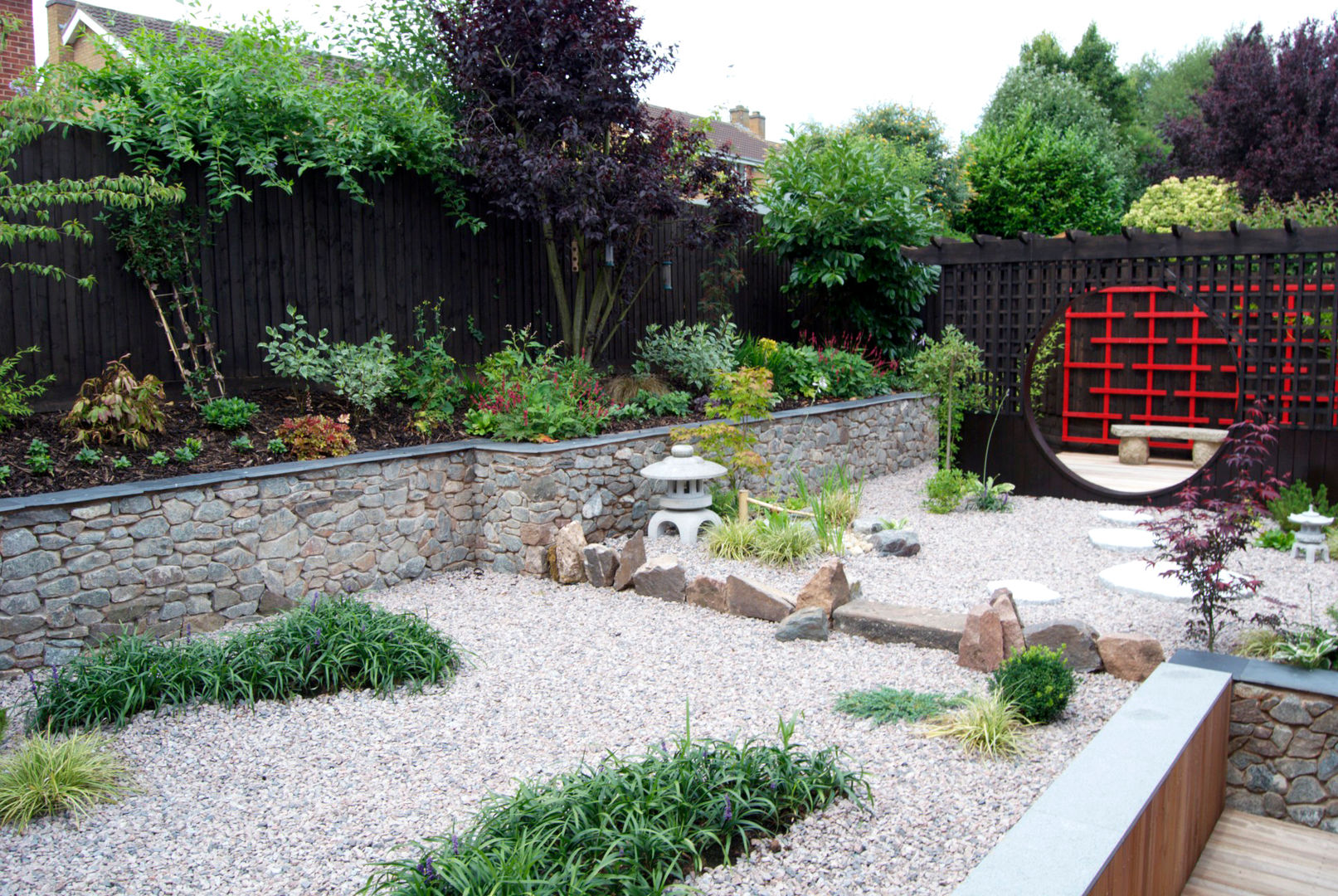 A granite chip sea with floating islands Lush Garden Design Jardines de estilo asiático