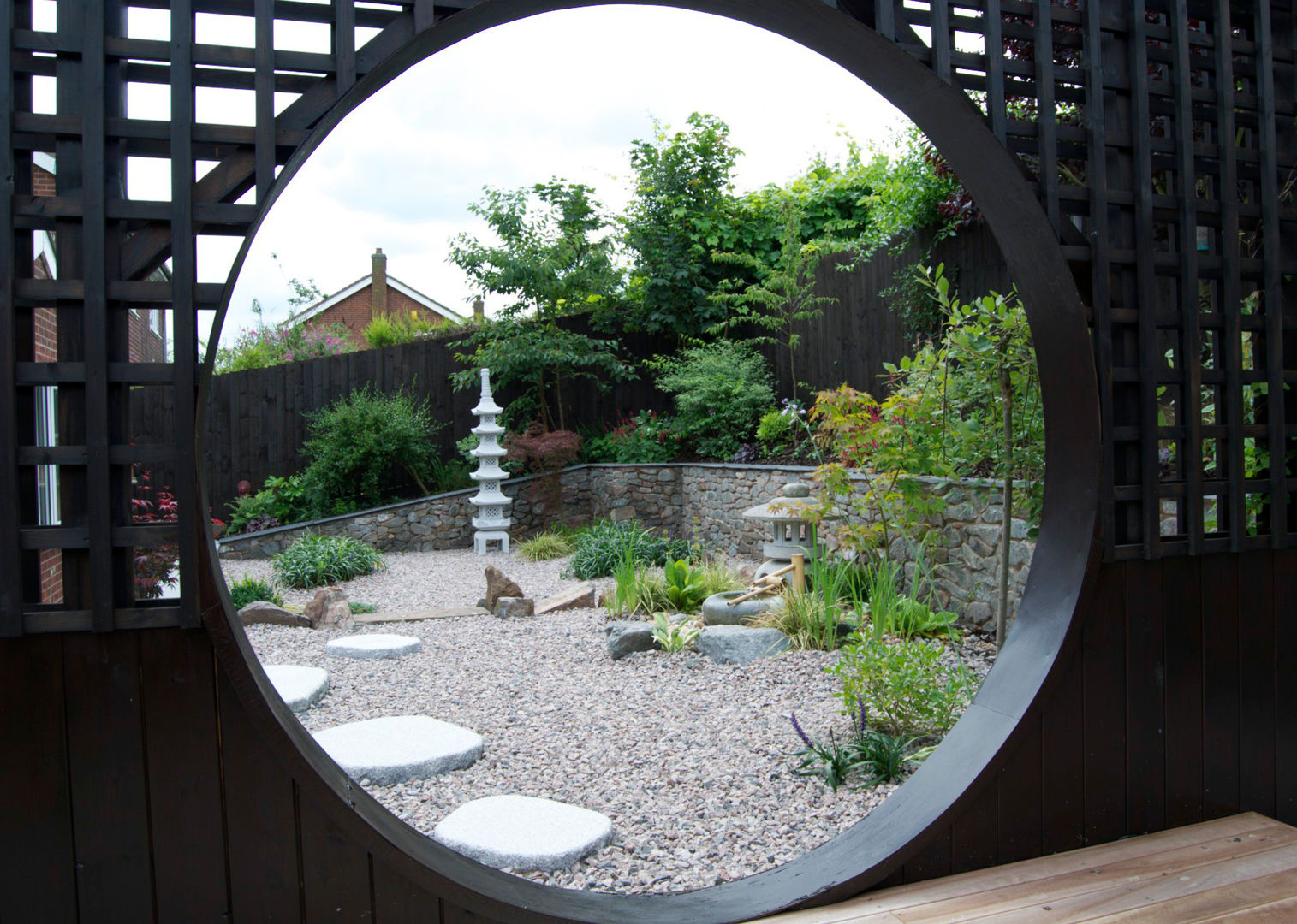 The view through the moon gate Lush Garden Design Azjatycki ogród