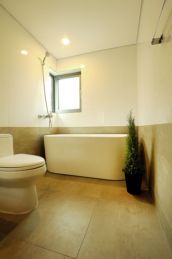 homify Modern bathroom