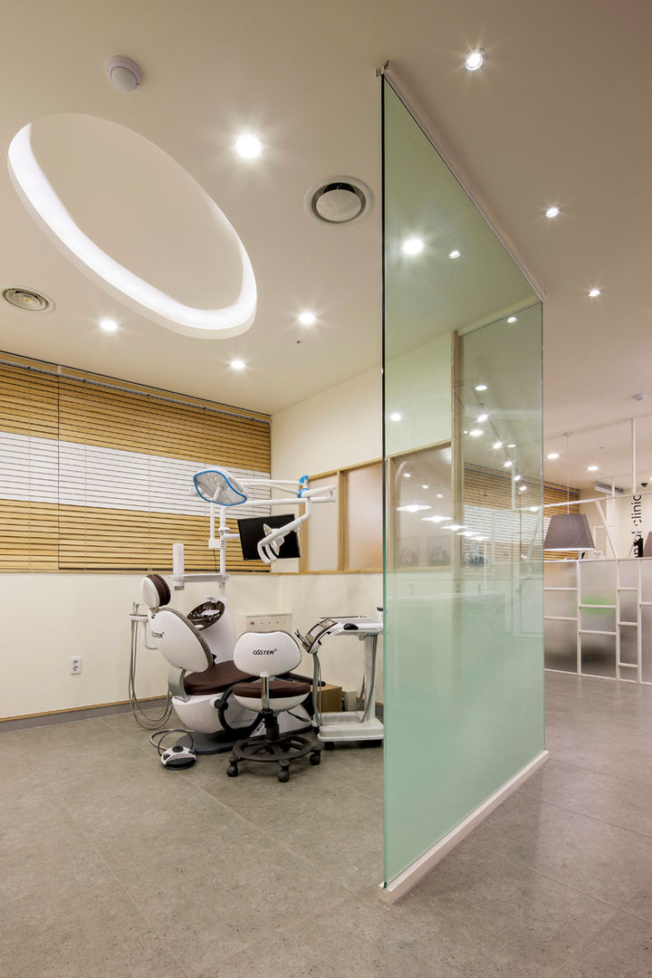 FAMILY DENTAL CLINIC, FRIENDS DESIGN FRIENDS DESIGN Commercial spaces Hospitals