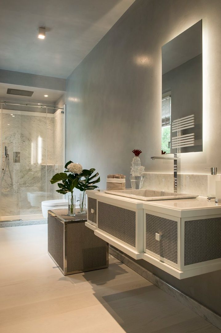 VILLA FORTE dei MARMI -LU- ITALY, Studio Architettura Carlo Ceresoli Studio Architettura Carlo Ceresoli Modern style bathrooms Bathtubs & showers