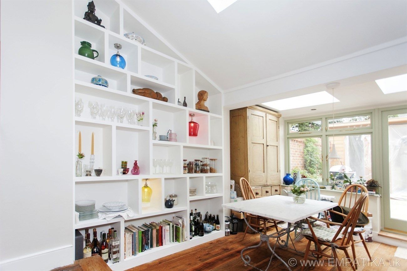 Homely dining room with bookcase Empatika غرفة السفرة