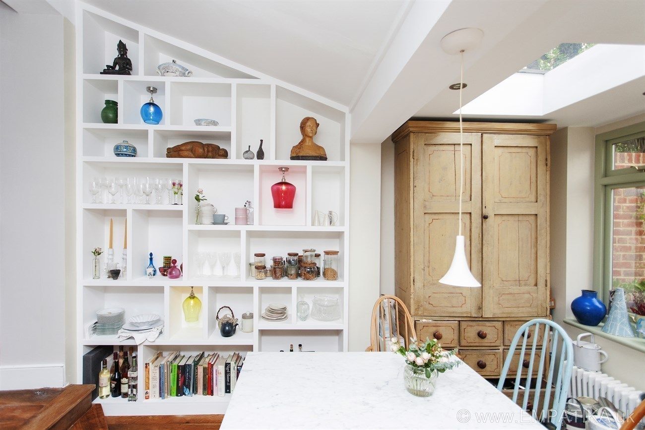 Cosy dining room with custom shelving Empatika غرفة السفرة