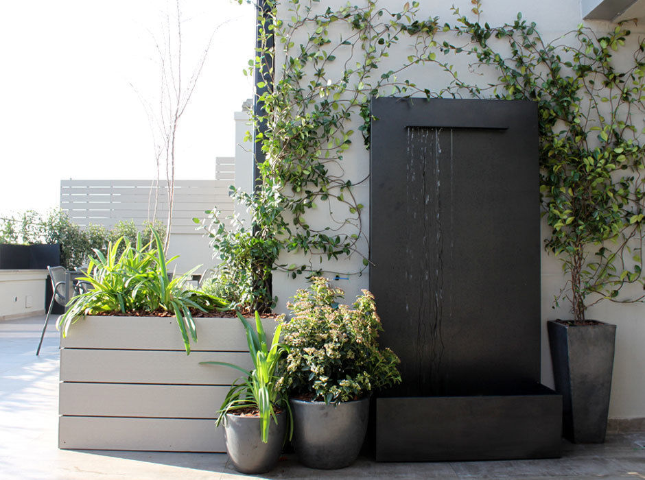 Terraza en Madrid con Pérgola, La Habitación Verde La Habitación Verde Hiên, sân thượng phong cách tối giản Furniture