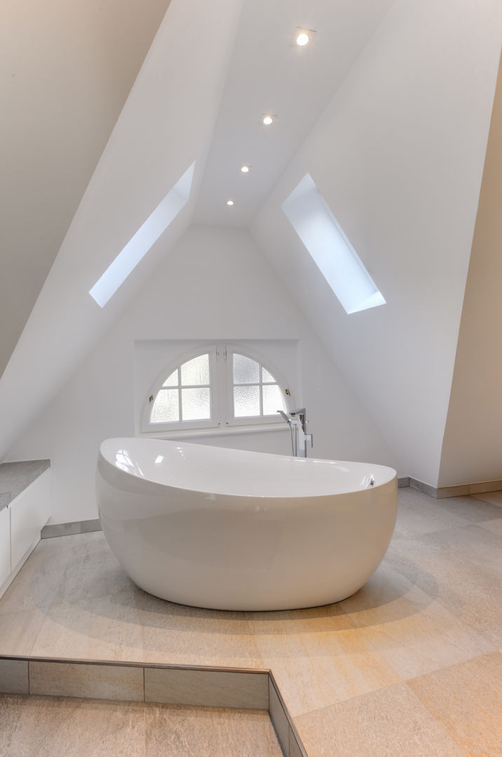 Haus Kaiser, 28 Grad Architektur GmbH 28 Grad Architektur GmbH Modern bathroom Bathtubs & showers