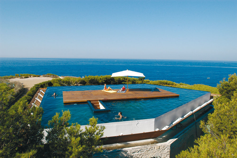 Une île sur le toit MOA architecture Piscines à débordement L&#39;eau,Ciel,Azur,Arbre,Mobilier de jardin,Ombre,Reliefs côtiers et océaniques,Plante,Station balnéaire,Horizon