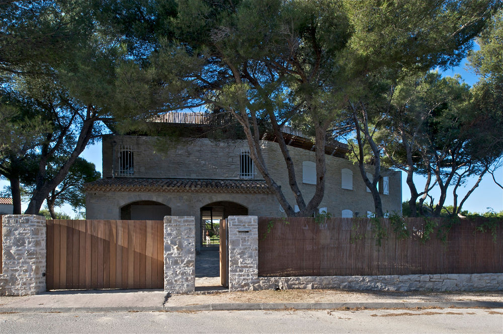 Vue depuis la rue, la partie contemporaine est invisible MOA architecture Maisons méditerranéennes