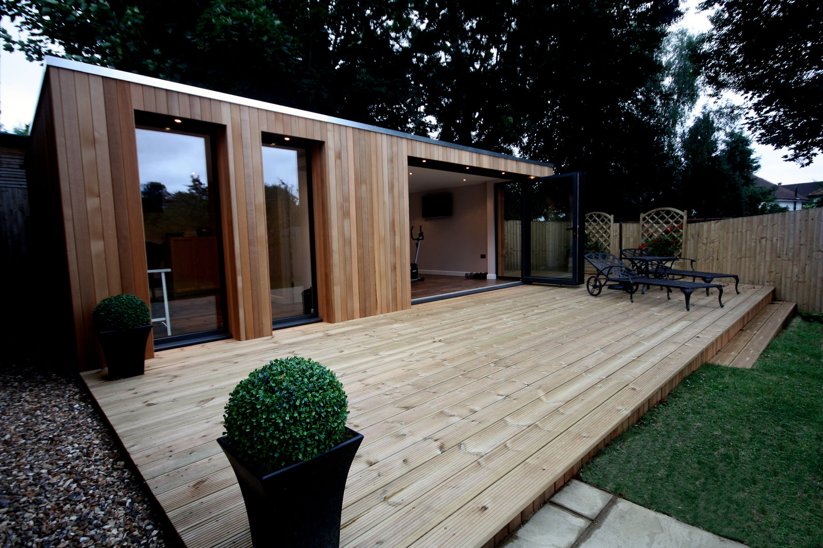 Stunning garden treatment room and gymnasium suite The Swift Organisation Ltd Giardino moderno