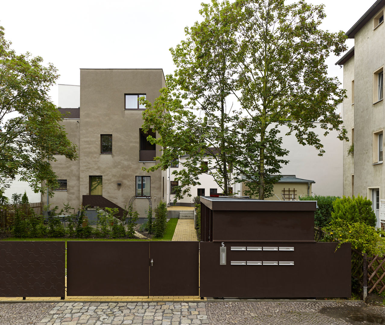 Schillingstraße quartier vier Architekten Landschaftsarchitekten Minimalistische Häuser Gebäude,Himmel,Fenster,Pflanze,Baum,Leuchte,Grundstück,Gras,Urban design,Holzige Pflanze