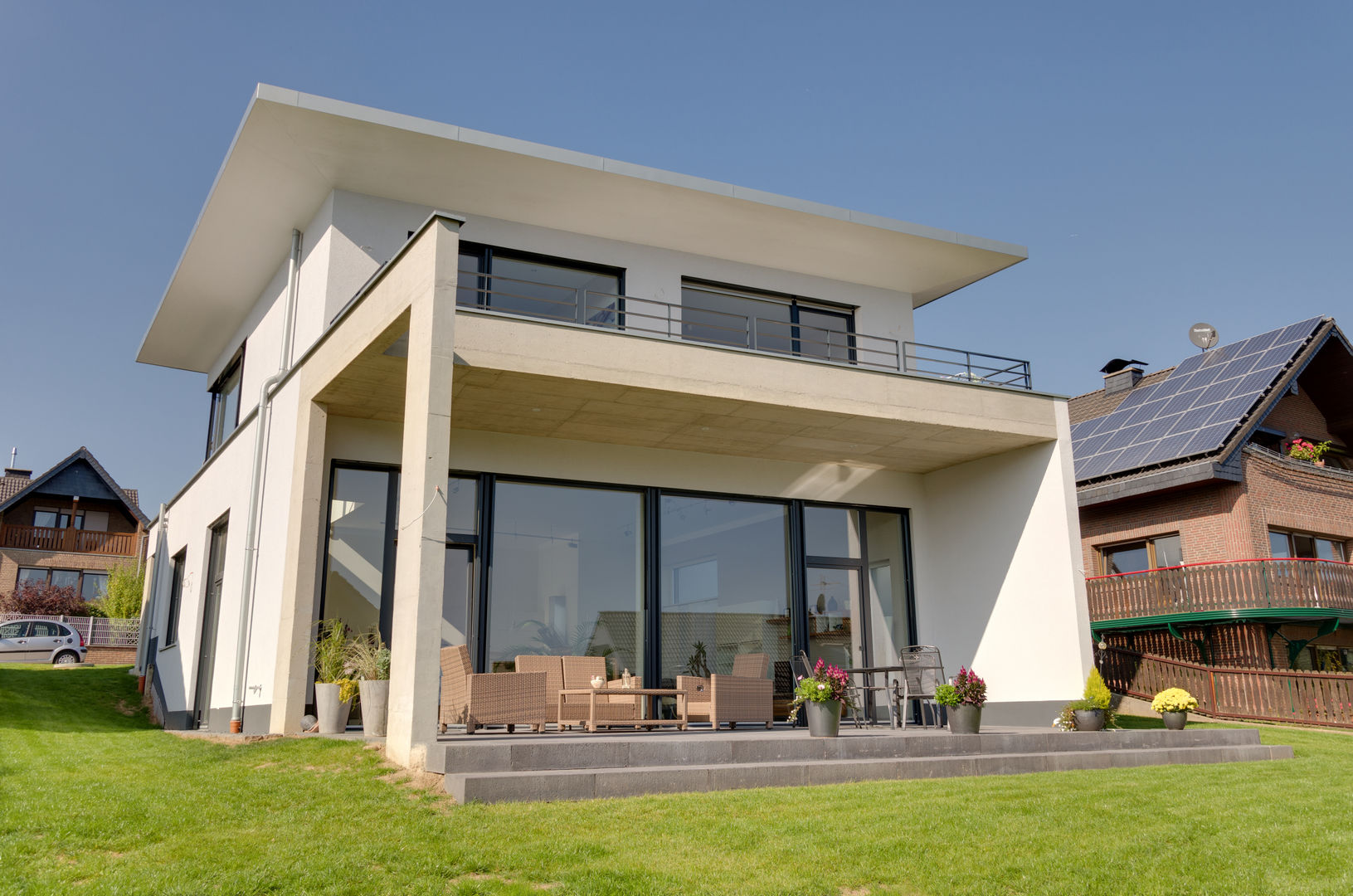 Neubau eines Einfamilienhauses mit Doppelgarage in Hanglage, STRICK Architekten + Ingenieure STRICK Architekten + Ingenieure Moderne huizen