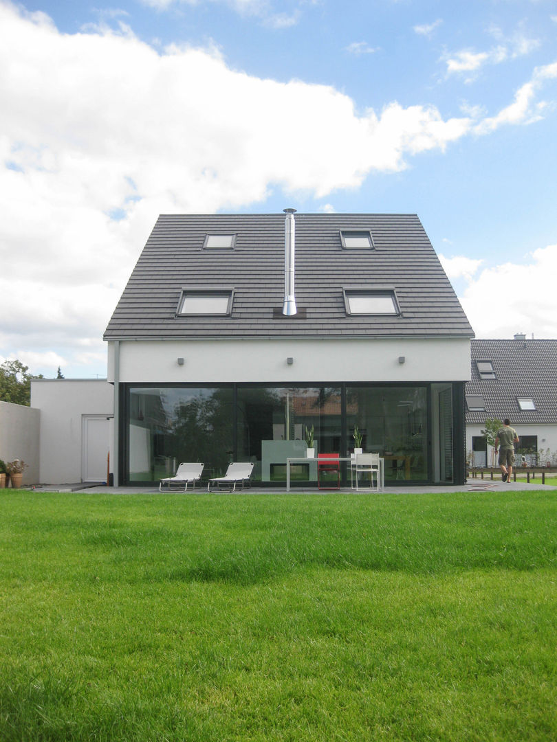 Neubau eines Einfamilienhauses mit Garage 50999 Köln, STRICK Architekten + Ingenieure STRICK Architekten + Ingenieure منازل