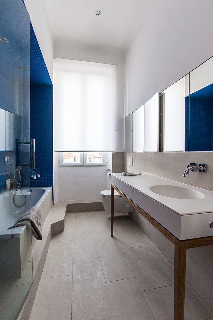 Une petite salle de bain élégante et confortable, Charlotte Raynaud Studio Charlotte Raynaud Studio İskandinav Banyo