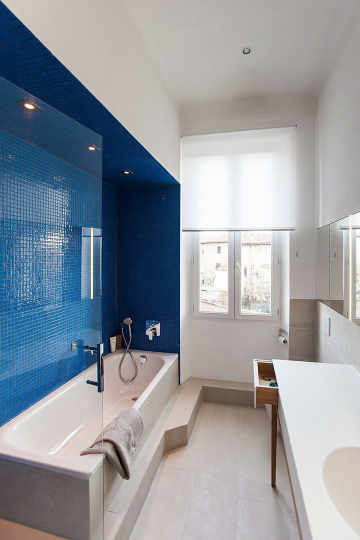 Une petite salle de bain élégante et confortable, Charlotte Raynaud Studio Charlotte Raynaud Studio Bagno moderno