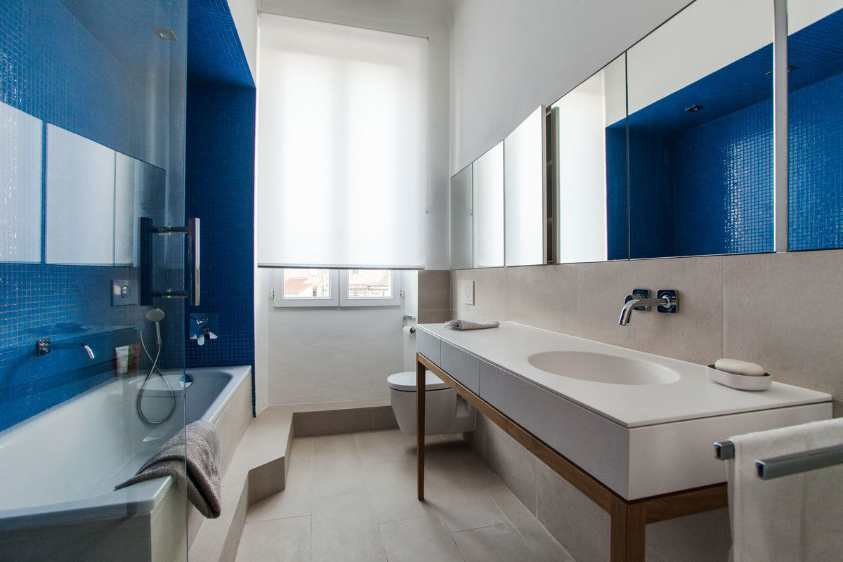 Une petite salle de bain élégante et confortable, Charlotte Raynaud Studio Charlotte Raynaud Studio Phòng tắm phong cách tối giản