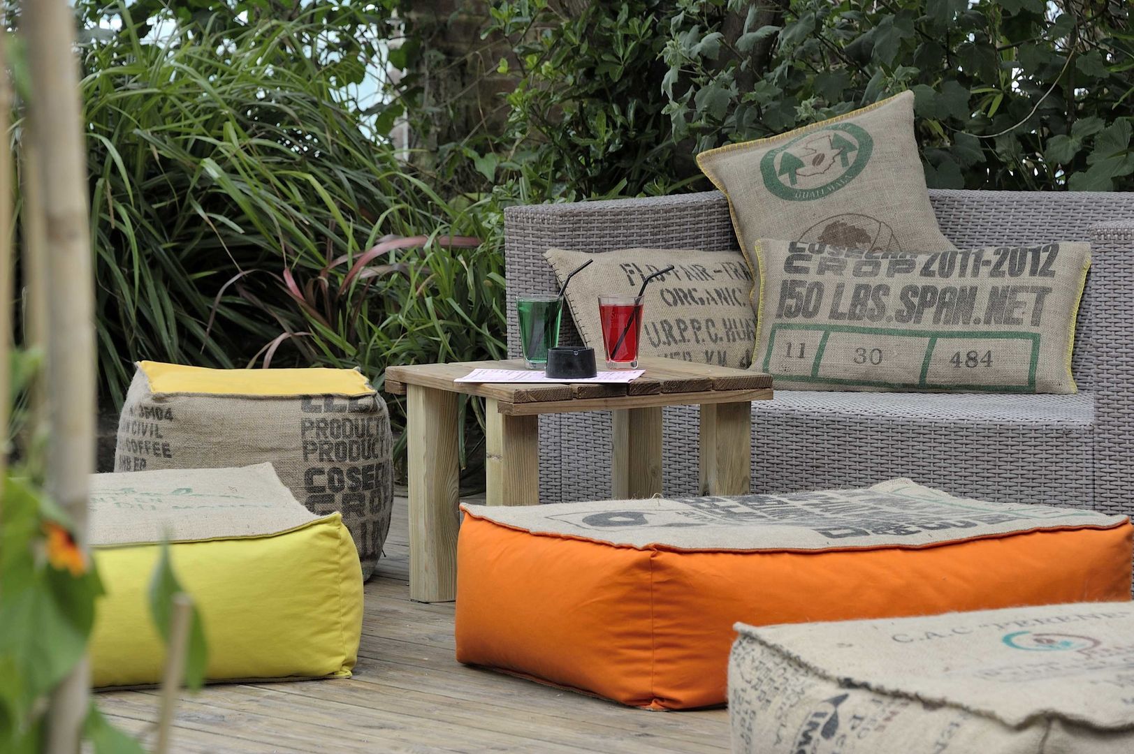 Poufs et coussins en toile de jute et coton, Cabane indigo Cabane indigo Balcones y terrazas eclécticos Mobiliario