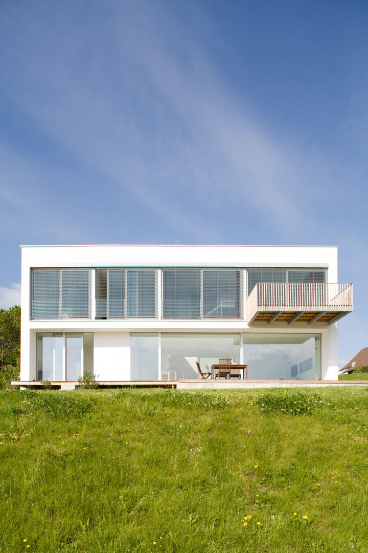 Wohnhaus am See, GMS Freie Architekten Isny / Friedrichshafen GMS Freie Architekten Isny / Friedrichshafen บ้านและที่อยู่อาศัย