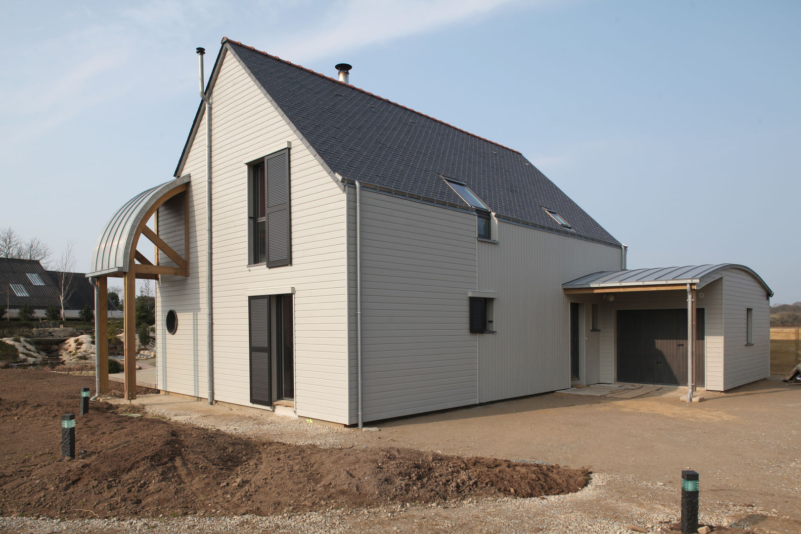 " Une maison bioclimatique & organique en Bretagne ", Patrice Bideau a.typique Patrice Bideau a.typique Casas modernas